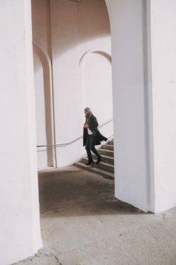 Erkek işçi sabah aceleyle ofisine gidiyor.