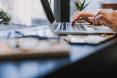 Beyaz adam dizüstü bilgisayarın klavyesinde daktilo kullanıyor.