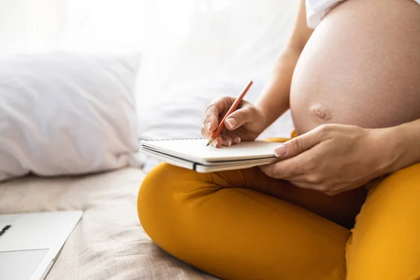 Aspettativa madre è seduta sul letto a casa — Foto Stock