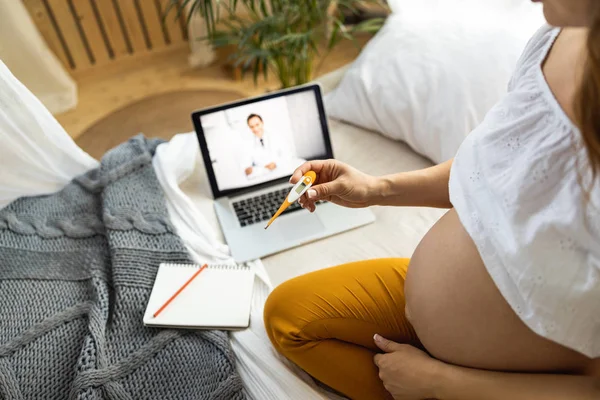Gravid kvinna håller termometer i handen — Stockfoto