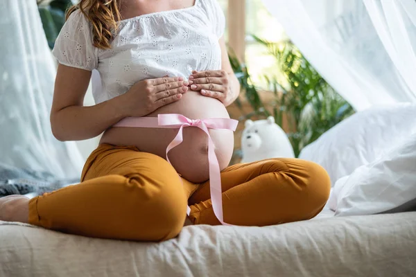 Schwangere mit Schleife um den Bauch gewickelt — Stockfoto