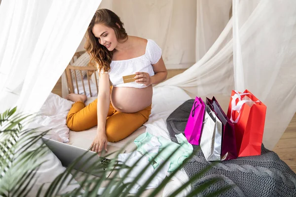 Щаслива вагітна леді робить оплату онлайн — стокове фото