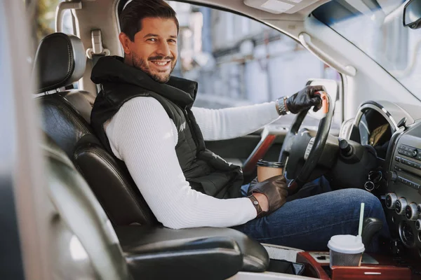 Sonriente hombre caucásico conduciendo su nuevo coche — Foto de Stock