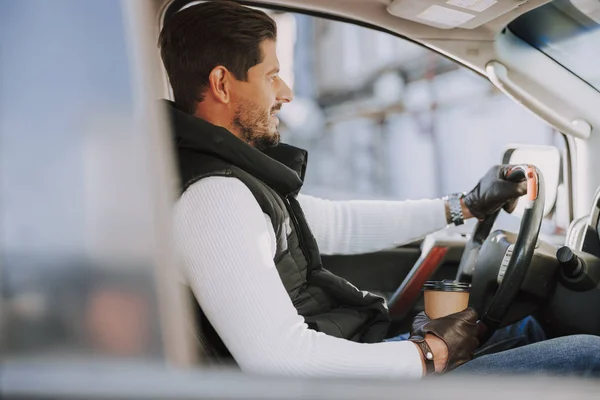 Guapo caucásico chico conducir su nuevo coche — Foto de Stock