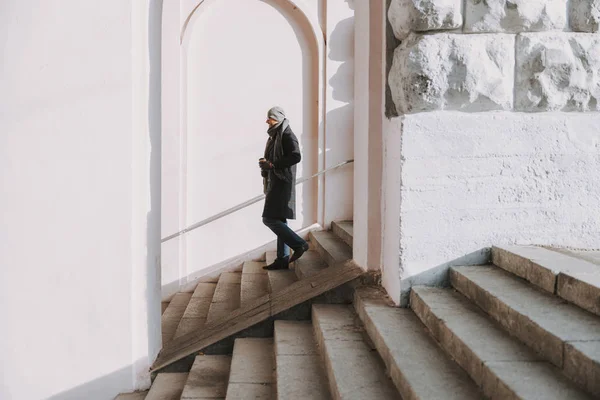Erwachsener Mann geht in Stadt die Treppe hinunter — Stockfoto