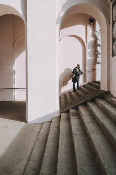 Erwachsener Mann in warmem Mantel wartet auf Treppe — Stockfoto