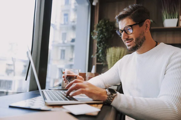 Kaukasisk ung man som arbetar på laptop på kontoret — Stockfoto