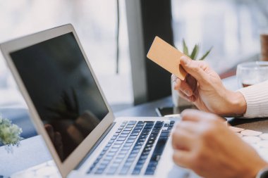 Ofisteki bilgisayarda çalışan beyaz bir adam.