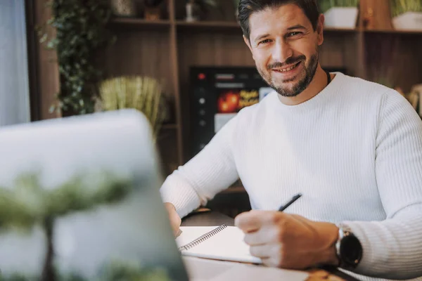 Caucásico sonriente hombre está posando para la cámara — Foto de Stock