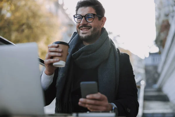 Ευτυχισμένος άντρας με γυαλιά που κοιτάζει κάποιον έξω. — Φωτογραφία Αρχείου