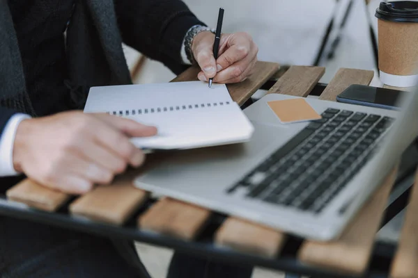 Nahaufnahme eines kaukasischen Mannes mit Laptop — Stockfoto