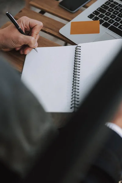 Hombre caucásico está tomando notas en el cuaderno —  Fotos de Stock