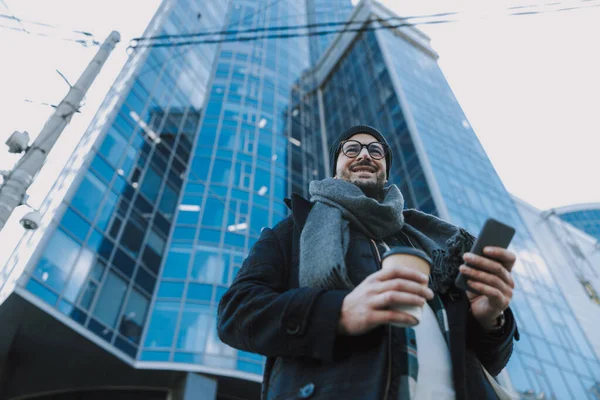 Homme souriant profitant de son verre en ville à l'extérieur — Photo