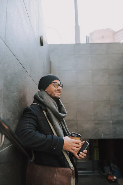 Homme souriant en vêtements chauds boire du café chaud — Photo