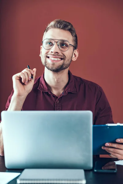 Glücklicher junger Mann mit Stift in der Hand — Stockfoto