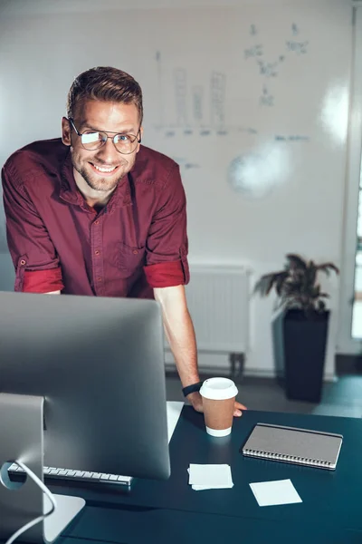 Hombre sonriente empleado mirando la cámara en su oficina —  Fotos de Stock