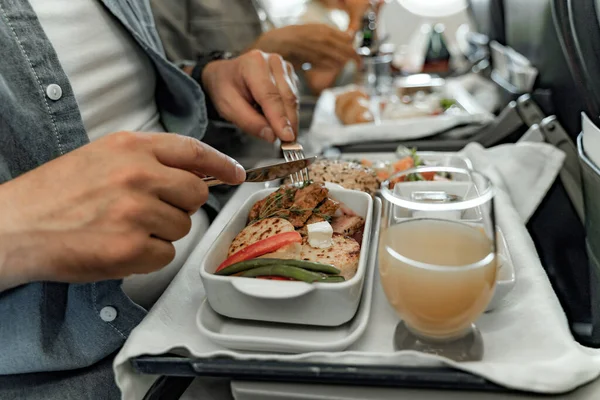 Мужчина обедает в самолете — стоковое фото