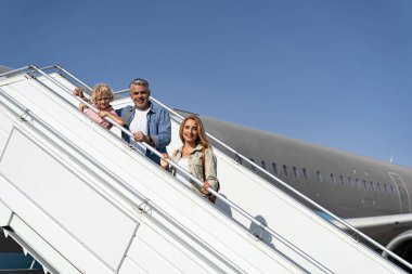 Mutlu aile boş rampada duruyor.