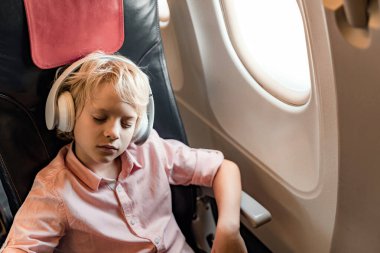 Çocuk uçarken müzik dinliyor