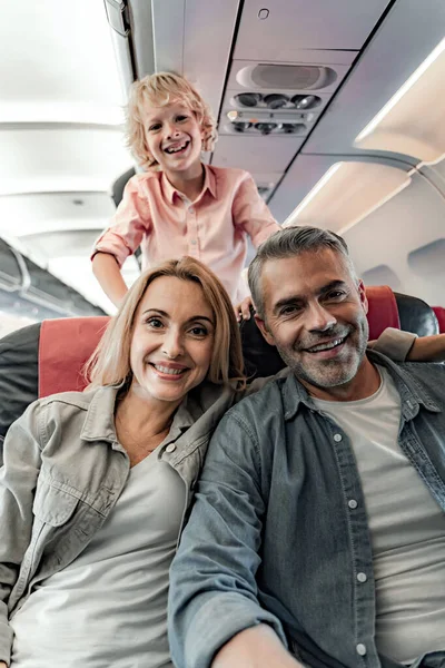 La familia feliz está sentada junta en la cabaña — Foto de Stock