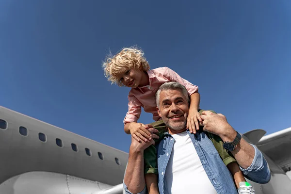 Glimlachende vader hebben plezier met zijn kleine zoon — Stockfoto