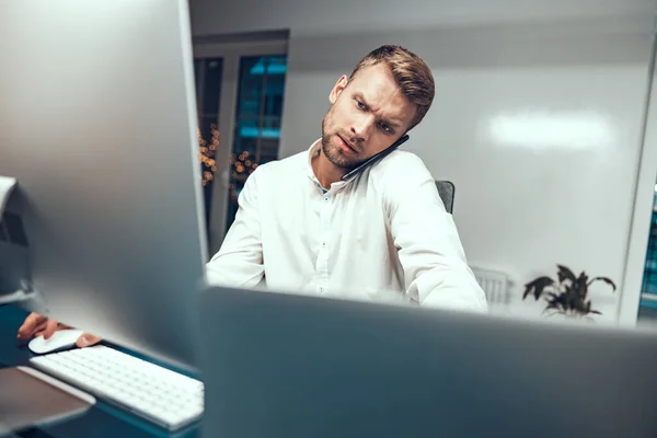 Focalisé gars travaillant dans le bureau jusqu'à tard — Photo