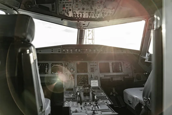 Крупный план интерьера пустой кабины самолета — стоковое фото