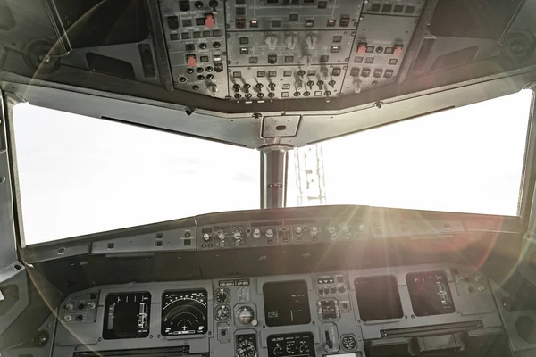 Close-up de grandes janelas no cockpit — Fotografia de Stock