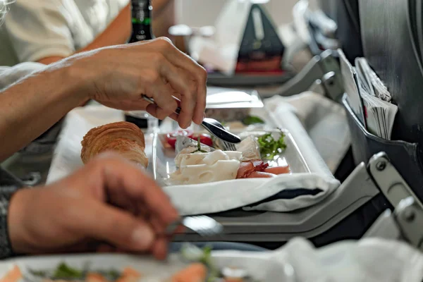 Пара обедает на борту самолета — стоковое фото