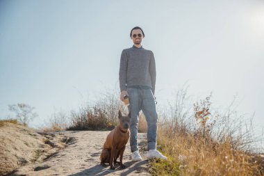 Evcil hayvan stoku fotoğrafı olan mutlu bir köpek sahibi.