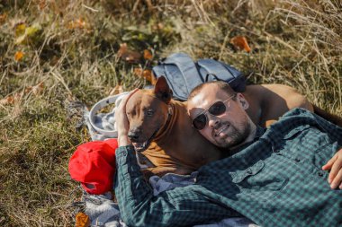 Evcil hayvanlarla dolu güneşli bir gün.