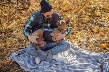 Sevgi dolu sahibinin elinde nazikçe bir köpek var.