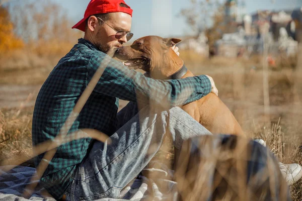 Оуэн ухаживает за собакой и проводит с ней время — стоковое фото