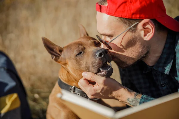 Amable dueño de perro con su increíble mascota stock foto — Foto de Stock