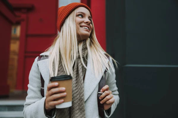 Chica joven con café para ir a pasar tiempo en la ciudad —  Fotos de Stock