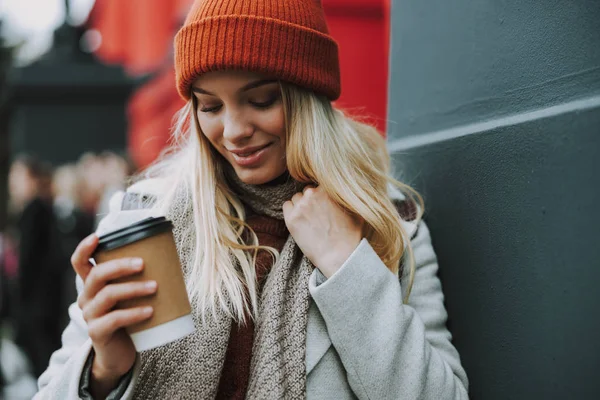 Mujer joven sosteniendo café para ir en las manos —  Fotos de Stock