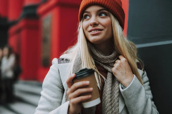 Jovencita con cara sonriente y café en las manos —  Fotos de Stock