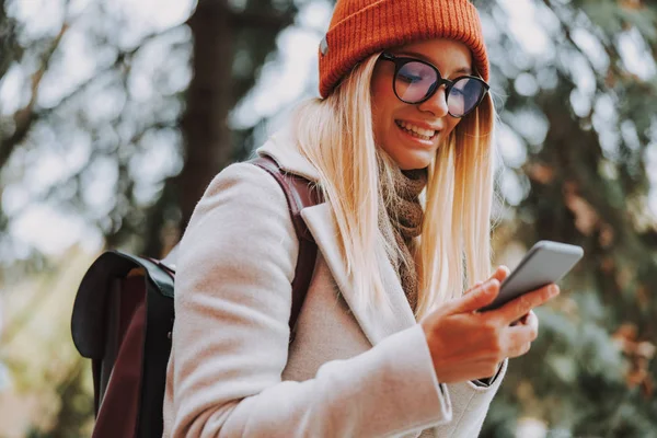 Menina olhando para a exibição de smartphone moderno — Fotografia de Stock