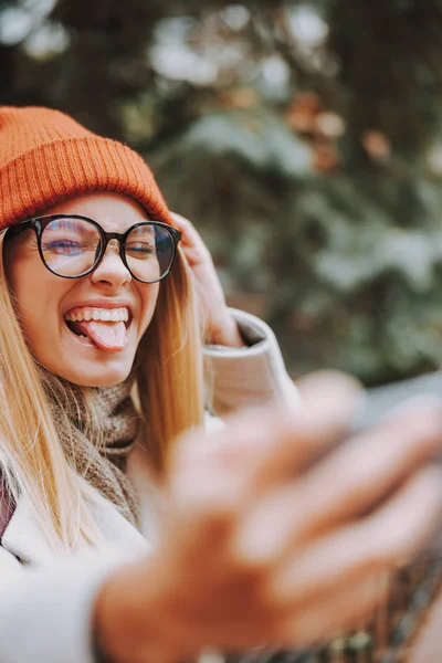 Giovane ragazza facendo selfie e mostrando la lingua fuori — Foto Stock