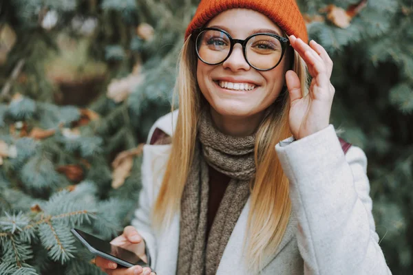 Mujer feliz en gafas con teléfono inteligente moderno —  Fotos de Stock