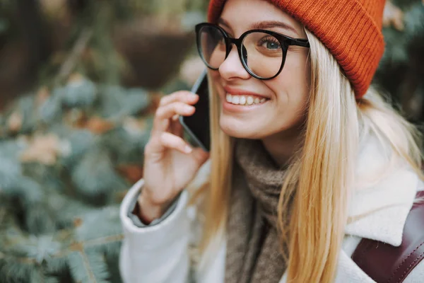 Giovane donna sorridente e parlando sul cellulare — Foto Stock