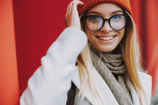 Sonriente chica joven en ropa casual y gafas —  Fotos de Stock