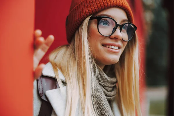 Femme heureuse est debout près du mur dans la ville — Photo