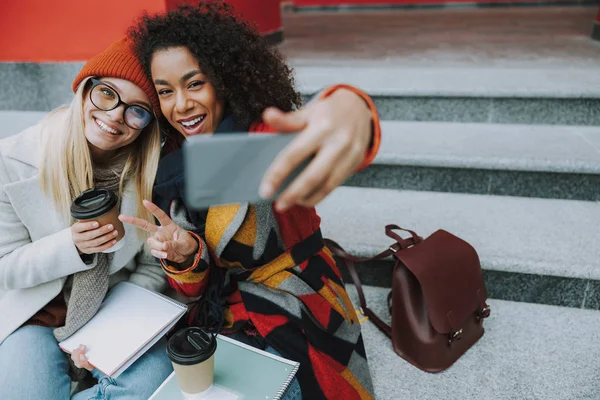 Hezké kavkazské a afro americké ženy berou selfie — Stock fotografie