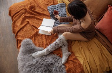 Akıllı telefon ekranına bakan bayanın üst görüntüsü