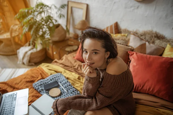 Красивая юная леди позирует перед камерой в своей спальне — стоковое фото
