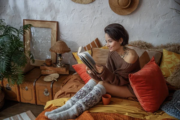 Η ευτυχισμένη γυναίκα ξεφυλλίζει τις σελίδες ενός βιβλίου. — Φωτογραφία Αρχείου