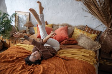 Gülümseyen güzel bayan evde el ele tutuşuyor.