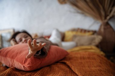 Komik kadın izin gününde evde dinleniyor.