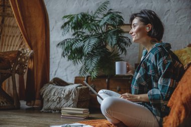 Gülümseyen genç kadın başka yere bakıyor.